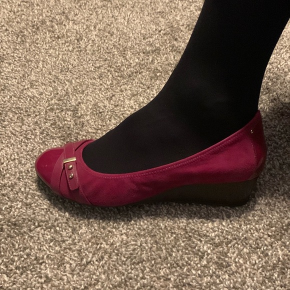 Used Cole Haan maroon wedges size 9.5b - Picture 6 of 6
